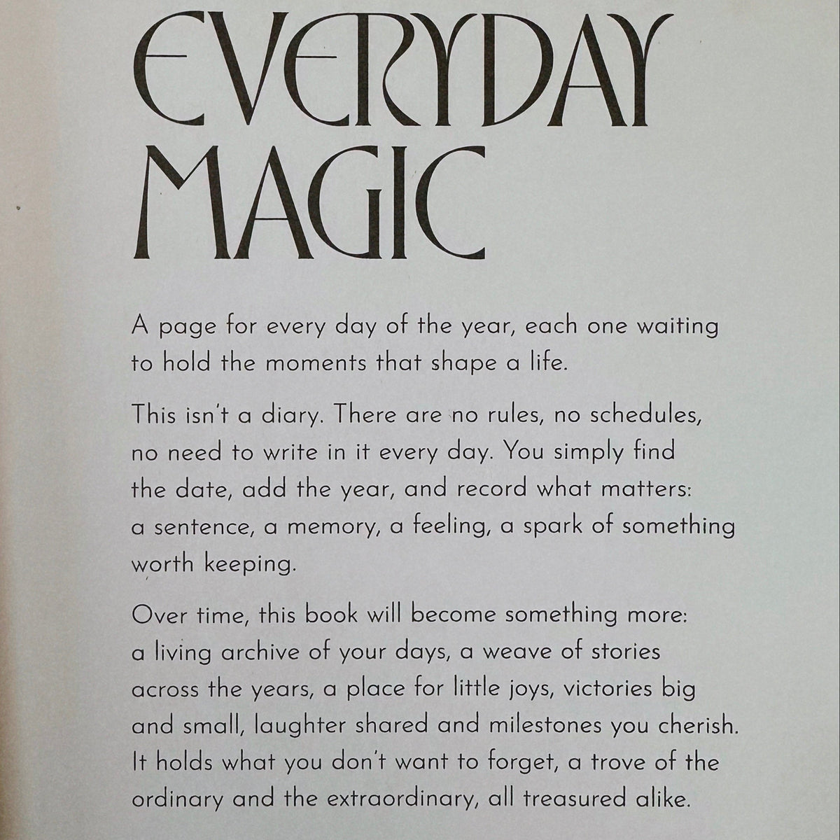 Geopende binnenkant van de Book of Special Days journal met introductiepagina