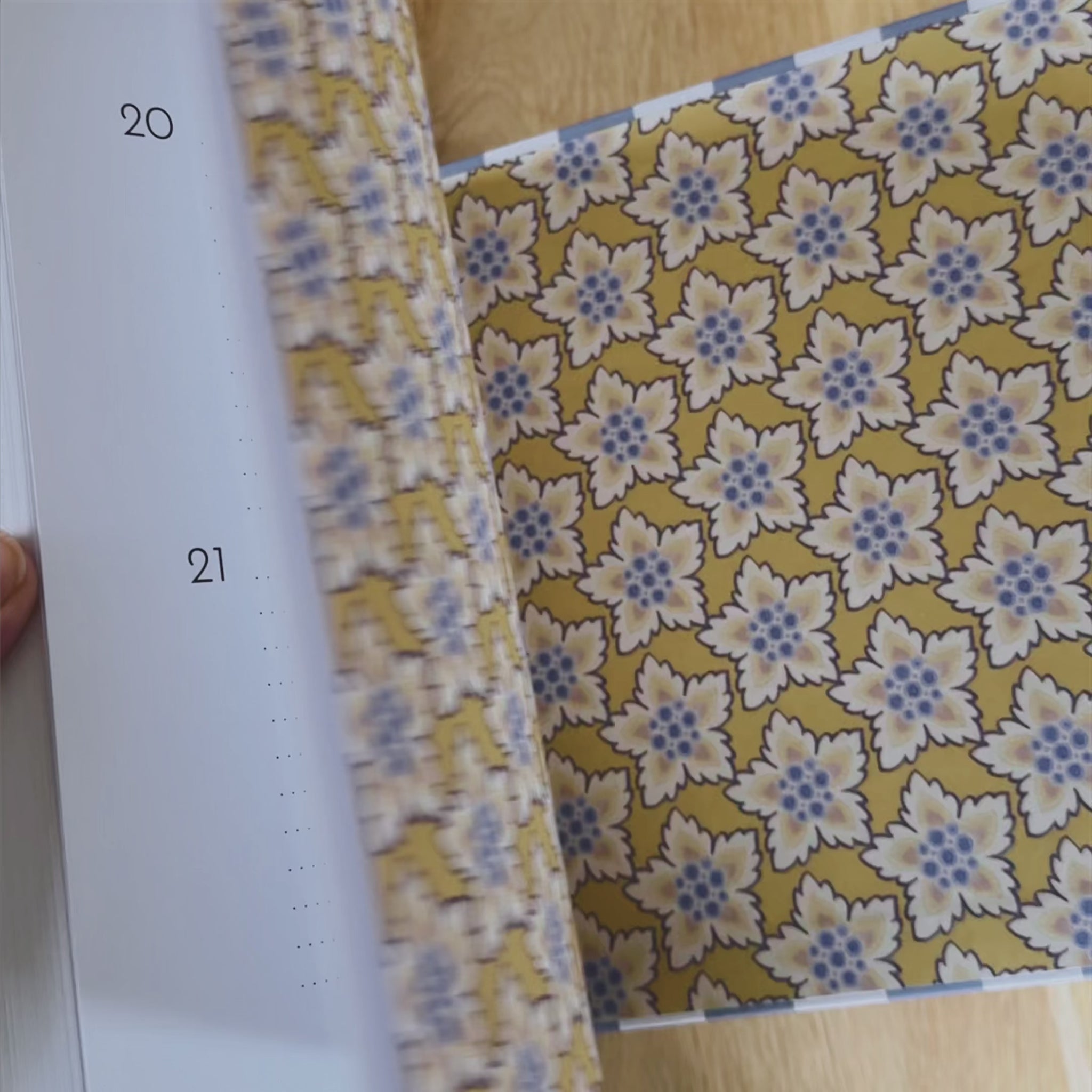 Film van de binnenkant van Book of Special days
